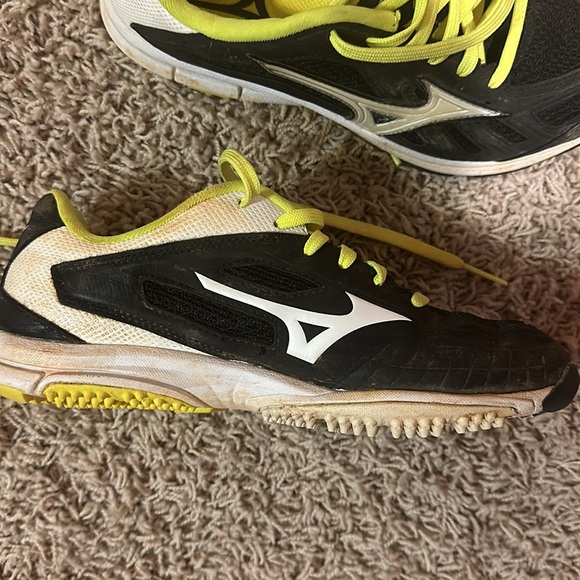 Mizuno Women’s Turf Shoes - Picture 8 of 9